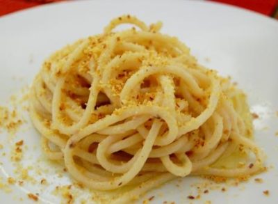 Pasta con crema di cavolfiore e pane all’acciuga